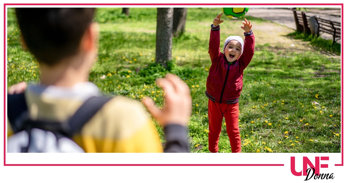 perchè i bambini lanciano gli oggetti