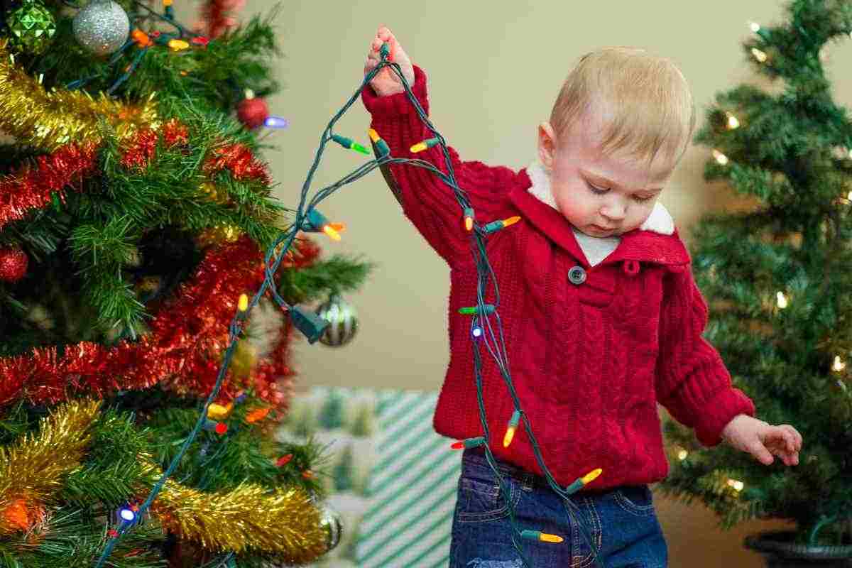 Bambino con luci di Natale 