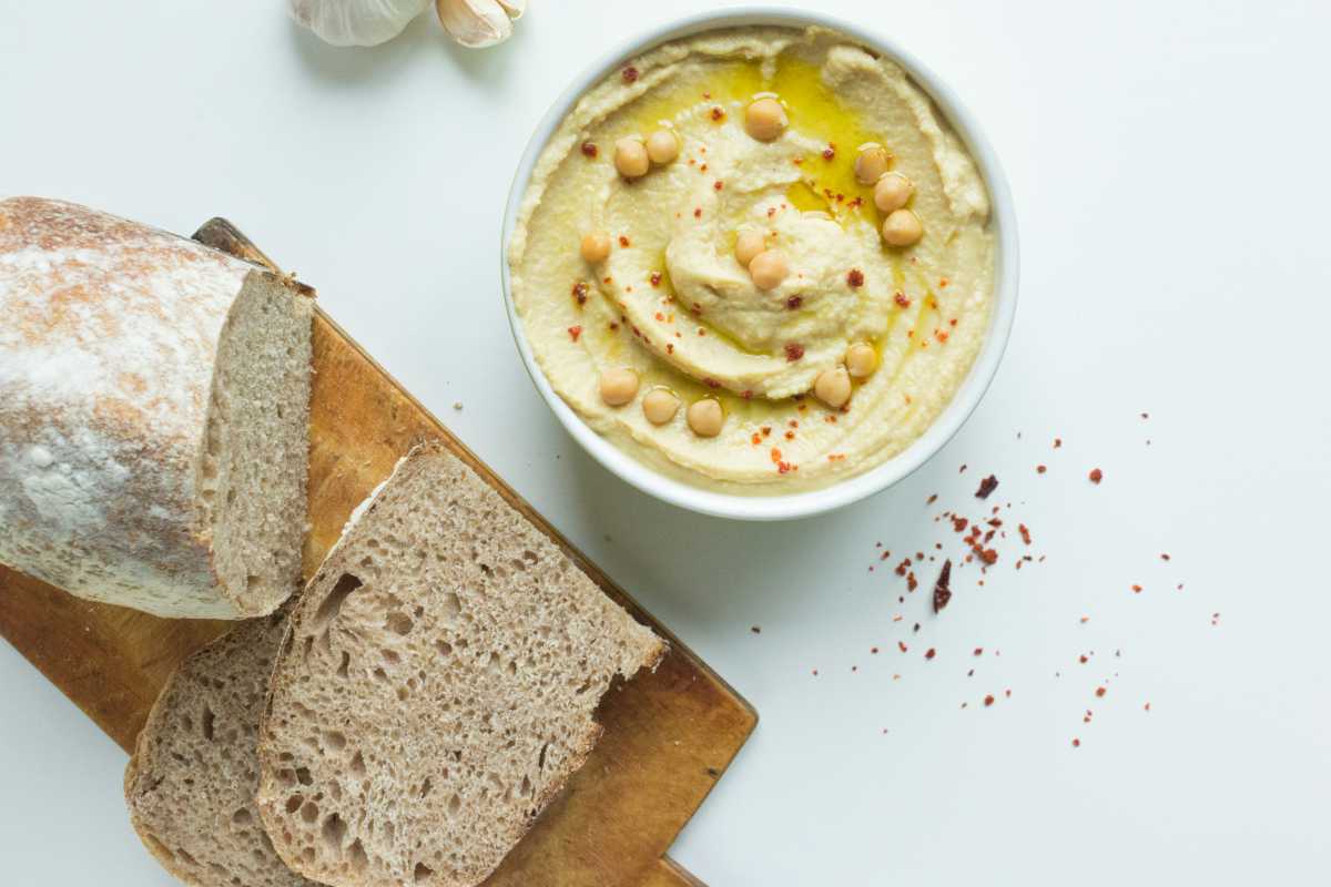 Fette di pane con hummus di ceci