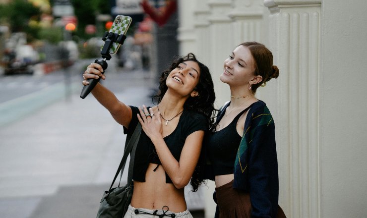 ragazze che si fanno un selfie