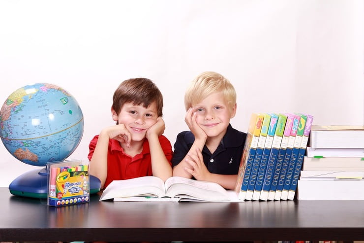 bambini e libri di scuola